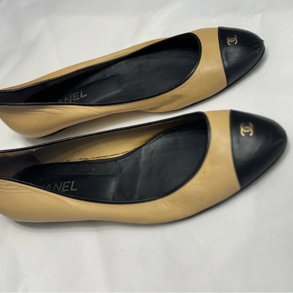 CHANEL Two-Tone Tan and Black Cap-Toe Ballet Flats - Picture 2 of 3